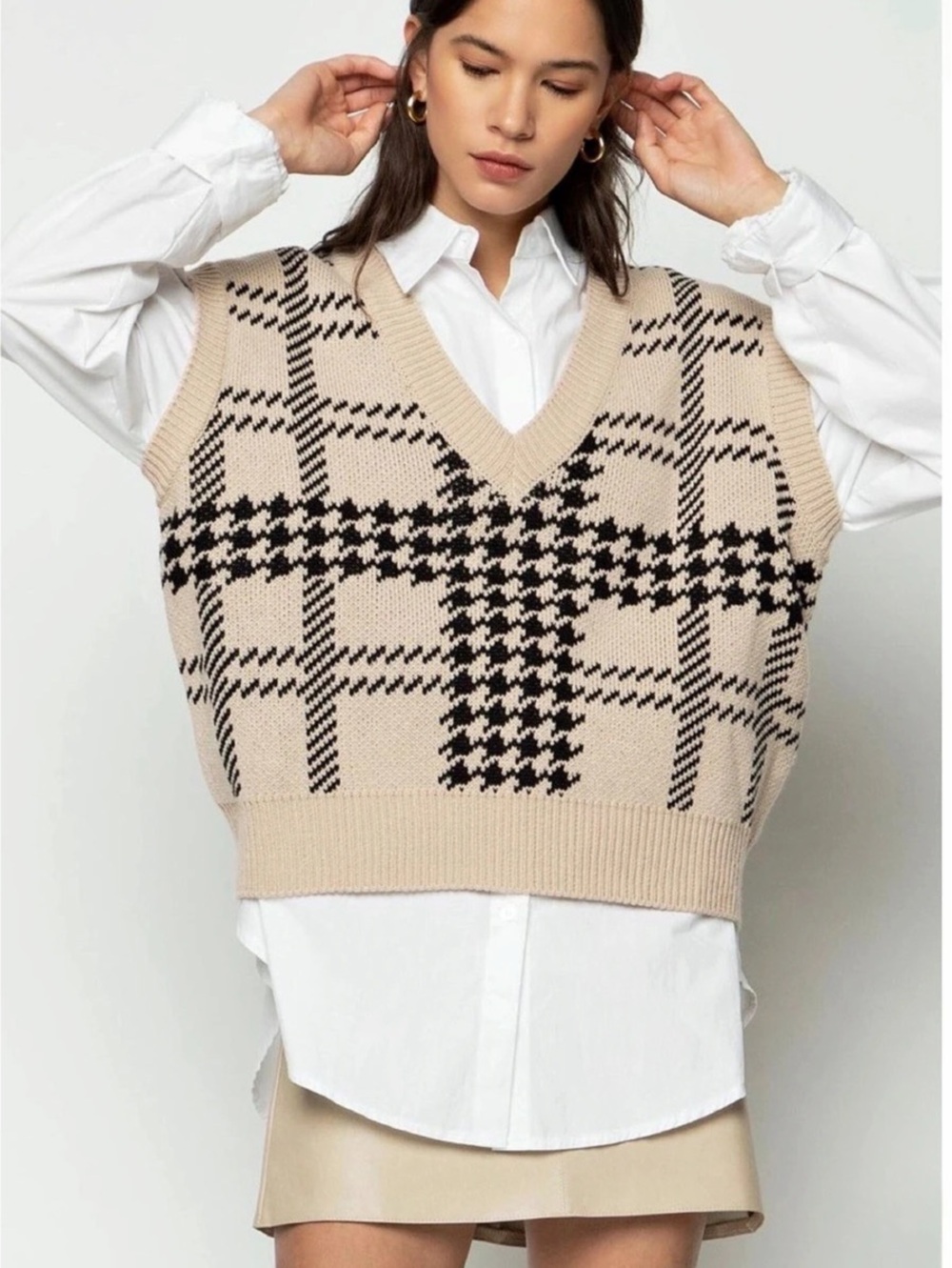 Oak + Fort Plaid V-Neck Sweater Vest in Beige & Black SZ SM